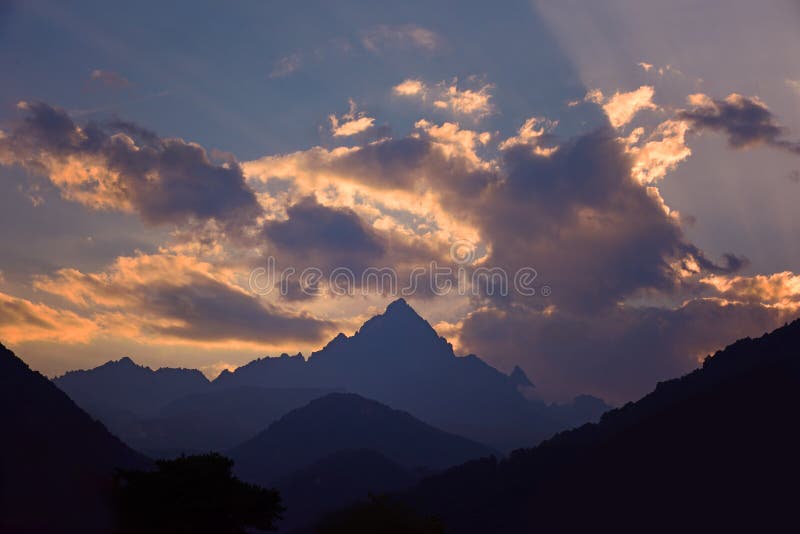 Tramonto sul montagna Alpi.