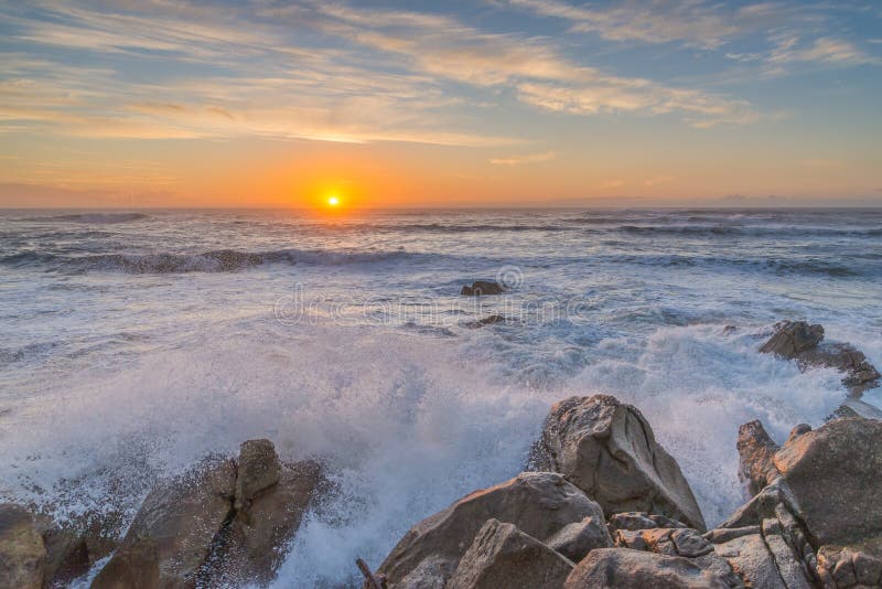 Sfumature di arancio e di blu nel cielo quando il sole va giù alla fine della giornata in costa portoghese.