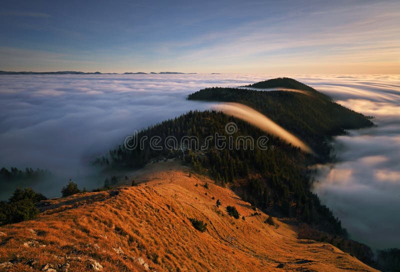 Západ slnka v jesenných horách nad oblakmi počas inverzie počasia Fatry na Slovensku, krásna krajina