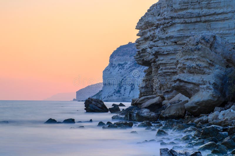 Il sole stava tramontando dietro queste rocce della zona di Kourion a Cipro.