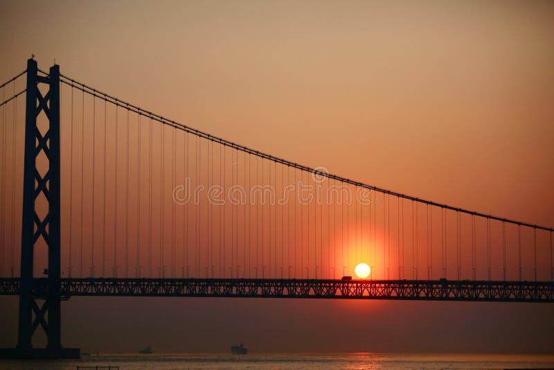 Tramonto su la casa di Akashi-Kaikyo stretto ponte a Kobe, in Giappone.