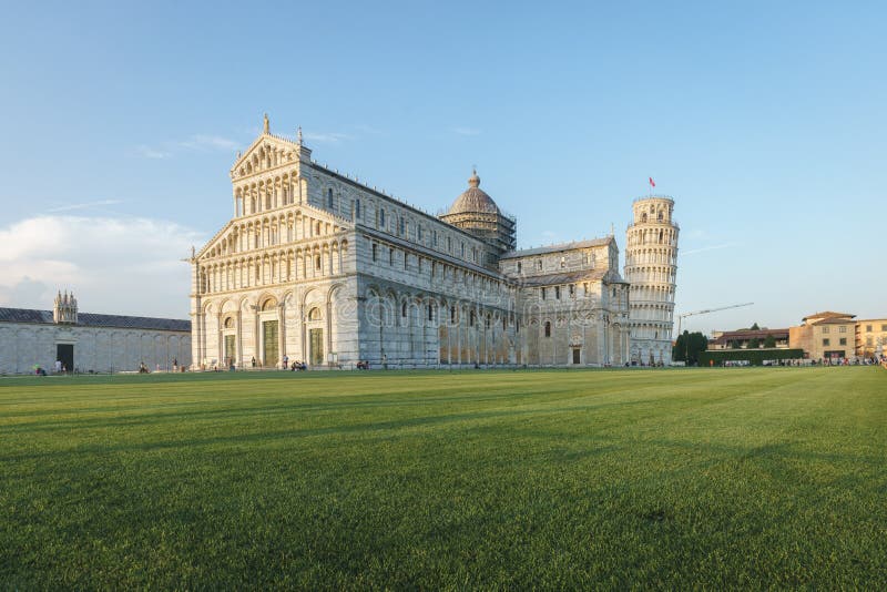 Sunset da Torre de Atendimento de Pisa e Catedral de Pisa na Praça dos Milagres fotos de stock Sunset da Torre de Atendimento de Pisa e Catedral de Pisa na Praça dos Milagres fotos de stock