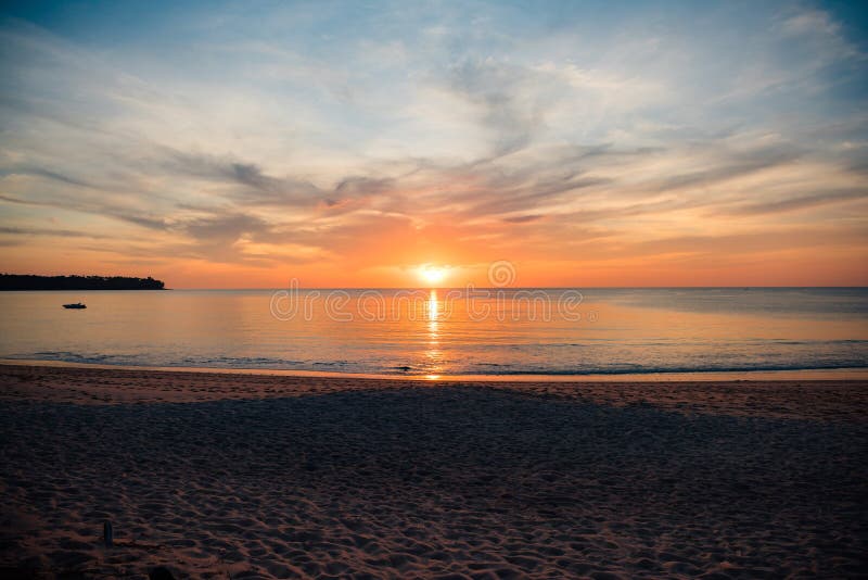 Sunset, dia claro na praia em Phuket Island, Tailândia traz mar tranquilo Com apenas uma pequena onda Enviar luz para a praia, a foto de stock royalty free Sunset, dia claro na praia em Phuket Island, Tailândia traz mar tranquilo Com apenas uma pequena onda Enviar luz para a praia, a foto de stock royalty free