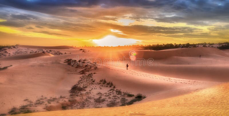 Západ slunce na duny Mui Ne, Binh Thuan sunset horizon vytvořit sluneční paprsky zářící dolů na písku.