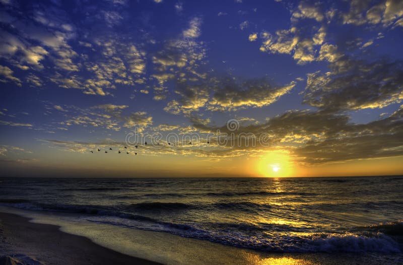 Questa è una foto del tramonto su una spiaggia in Florida.