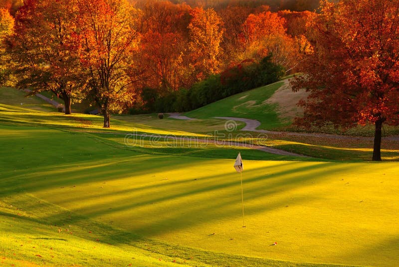 Tramonto al campo da Golf Il sole tramonta su un putting green del campo da golf in Autunno.