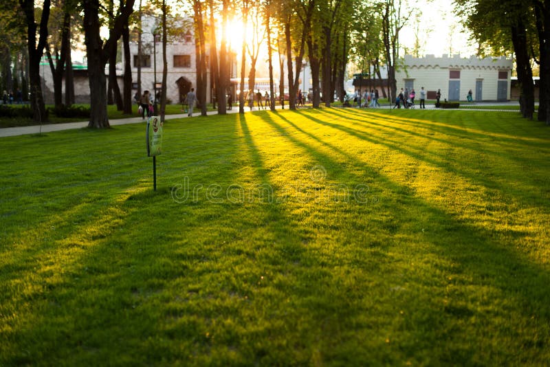 Sonnenuntergang Gorki-Park in Charkiw Ukraine Kann mit Personen und Familien aus verschiedenen Gemeinden setzte sich auf eine Bank.