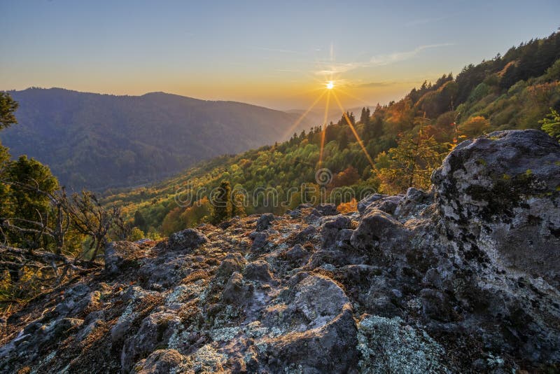 Západ slnka na Havraných skalách nad Hrochotskou dolinou