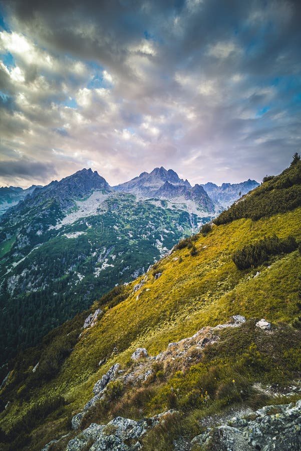 Západ slunce v národním parku Vysoké Tatry. Horské popradské jezero na Slovensku.