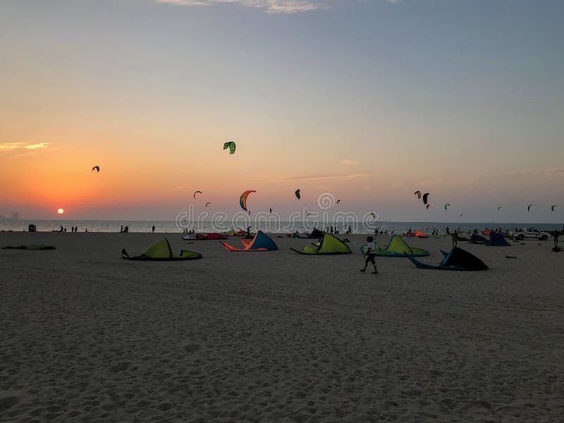 Sunset at Kite Beach Dubai UAE Full of Colorful Kites 库存照片 图片 包括有 被砍的
