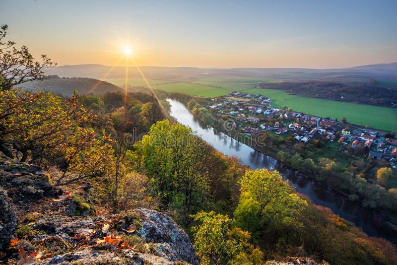 Západ slunce na hoře Krivín nad řekou Hron během podzimu