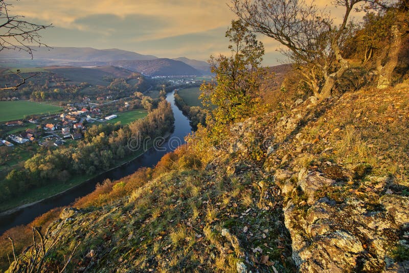 Západ slunce na hoře Krivín nad řekou Hron během podzimu