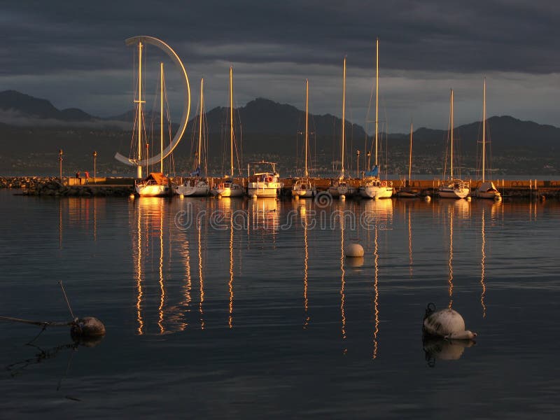 Přístav Ouchy, Lausanne citys port na Ženevské Jezero (Leman), Švýcarsko pár minut před západem slunce po deštivý den.