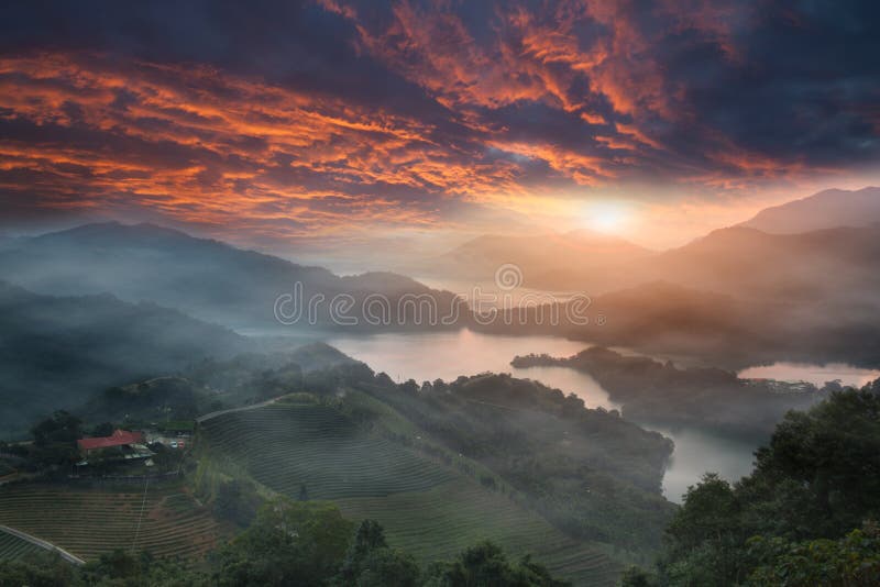 Tramonto sul Lago di vita, il new Taipei, Taiwan per lo sfondo.