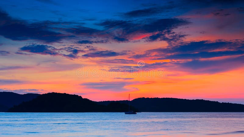 Escenario de atardecer sobre el Playa de, Malasia.