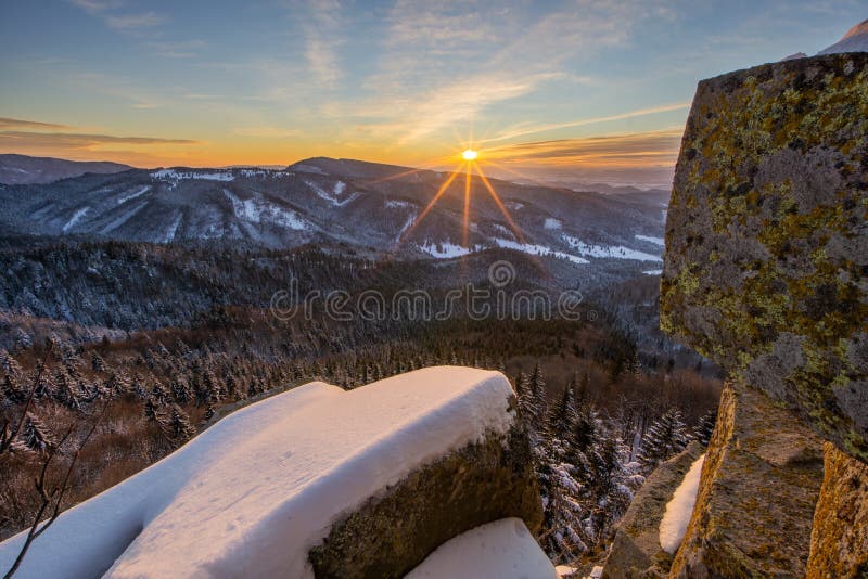 Západ slunce z Lubietovského Veporu na pohoří Polana v zimě