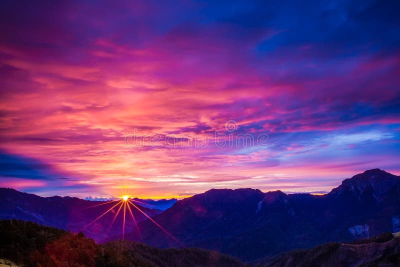 Al tramonto il paesaggio di montagna in Taiwan.