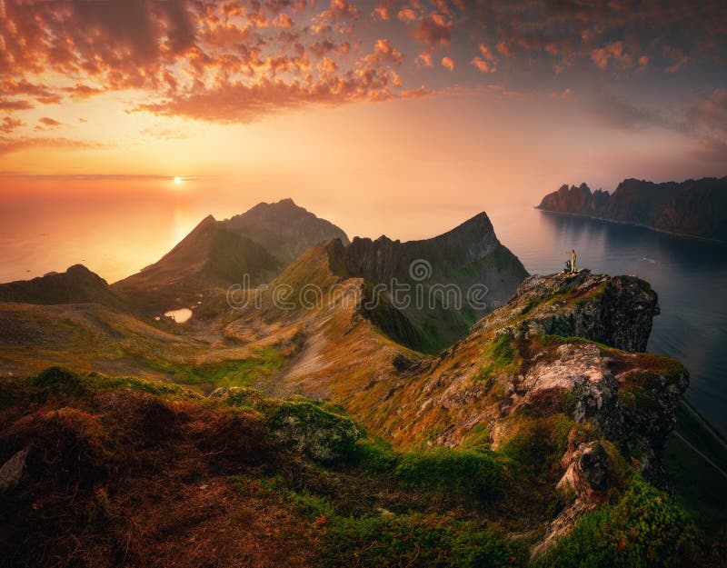 Sunset na ilha de Senja, Noruega fotografia de stock Sunset na ilha de Senja, Noruega fotografia de stock