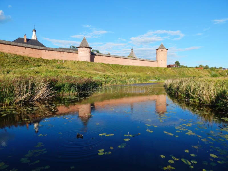 Na rieke Kamenka v blízkosti steny starobylého kláštora v Suzdal, Rusko.