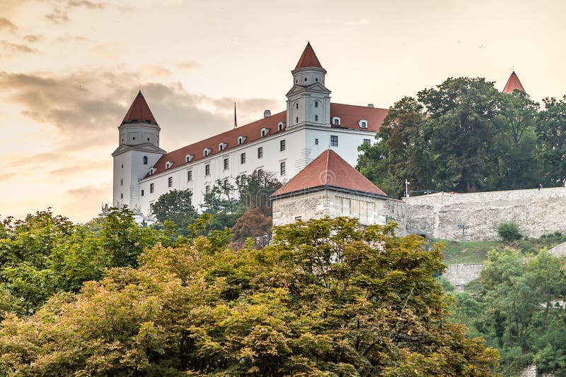 Západ slnka nad hradom