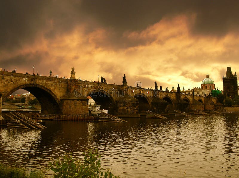 Atardecer a través de puente corazón de Praga.