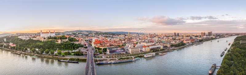 Západ slunce nad městem Bratislava, Slovensko