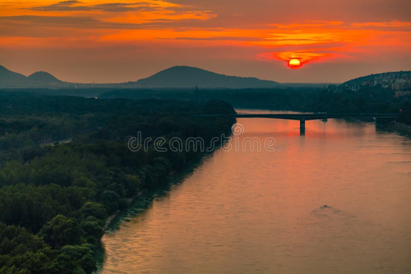 Západ slunce nad řekou Dunaj