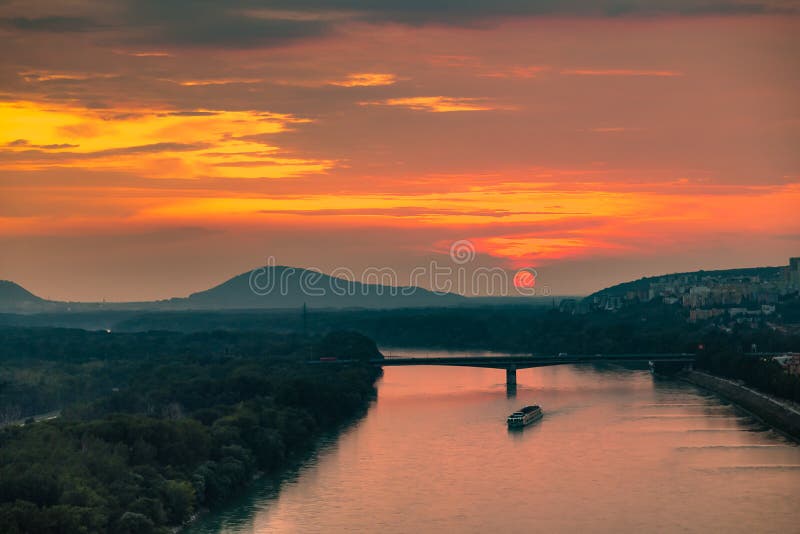 Západ slunce nad řekou Dunaj