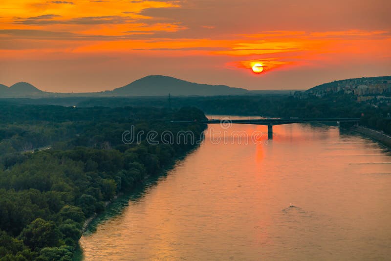 Západ slunce nad řekou Dunaj