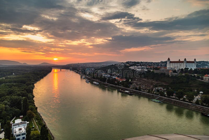 Západ slnka nad riekou Dunaj