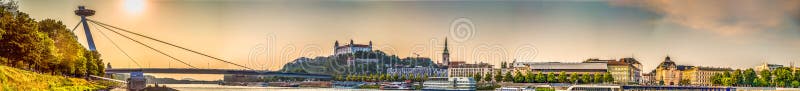 Západ slunce nad řekou Dunaj