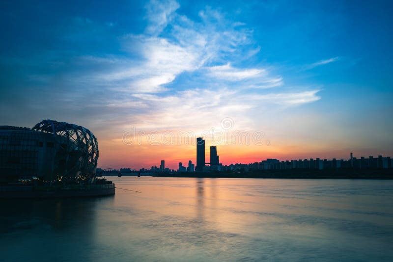 Sunset over the Han River and Seoul city scape from Banpo Hangang Park in Seocho-Gu, Seoul, South Korea stock photography Sunset over the Han River and Seoul city scape from Banpo Hangang Park in Seocho-Gu, Seoul, South Korea stock photography