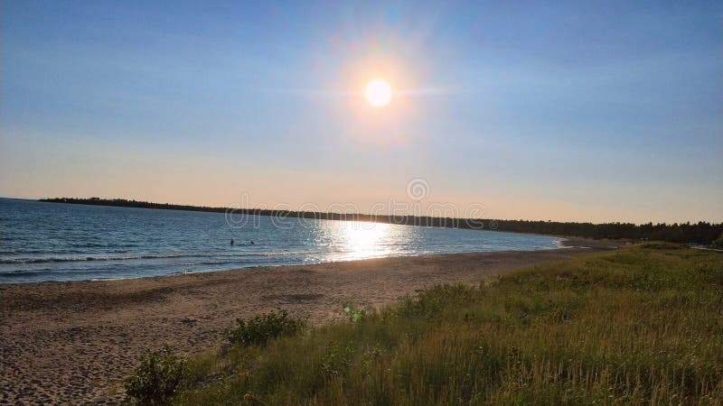 Zonsondergang boven Mindamoya, Manitoulin Island, Ontario, Canada, water, strand royalty-vrije stock afbeelding