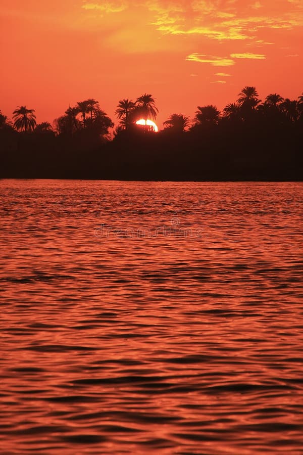 Atardecer a través de un rio,,.