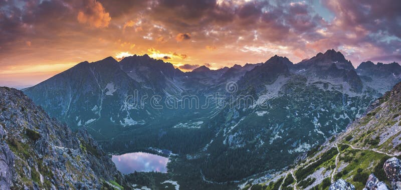 Panorama západu slunce v národním parku Vysoké Tatry. Horské popradské jezero na Slovensku.