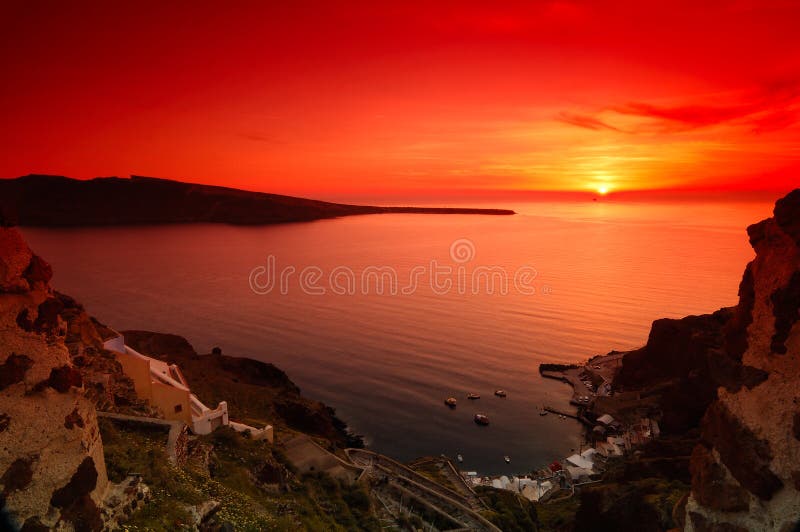 Imagen muestra extravagante atardecer en municipio de,, grecia.