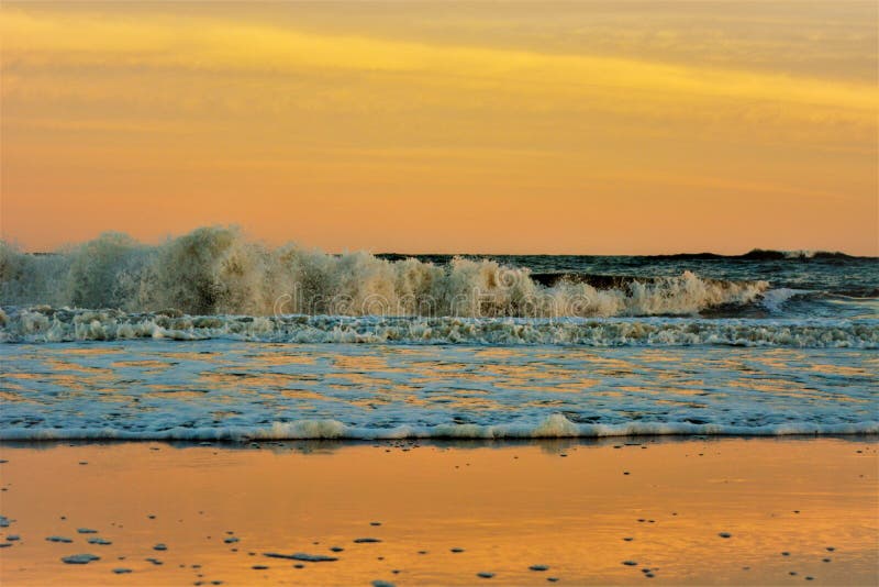 Atardecer en el mar afuera país costero Playa ondas, naranja el cielo en, verano estación.