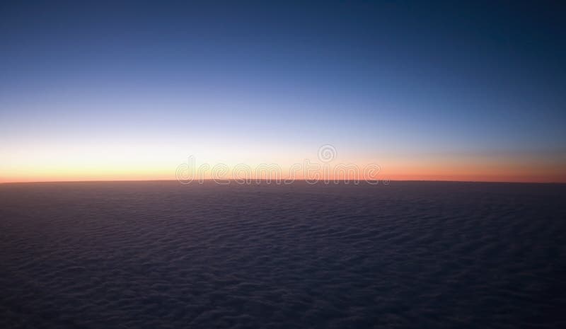 Západ slnka na hornej fo cloud s modrou oblohou, od roviny.