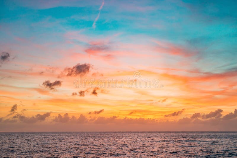 Bel cielo rosso sopra il mare durante il tramonto.