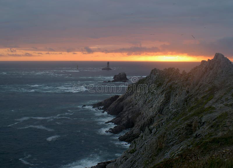 El sol común en el mar sobre el el fin de, último La tierra antes largo tiempo Océano.