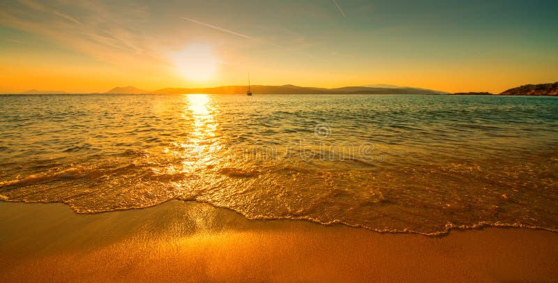 Sonnig Strand auf der Sonnenuntergang ein Boot.