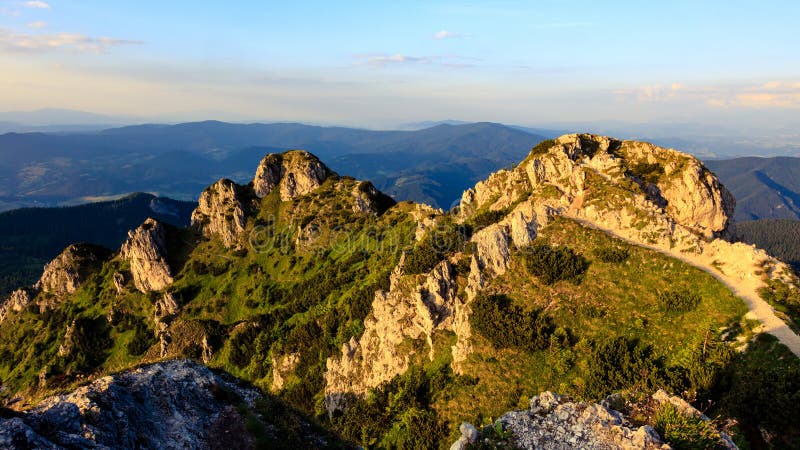 Pohľad pri západe slnka na krásnu skalnatú krajinu z Veľkého Rozsutca, Malá Fatra