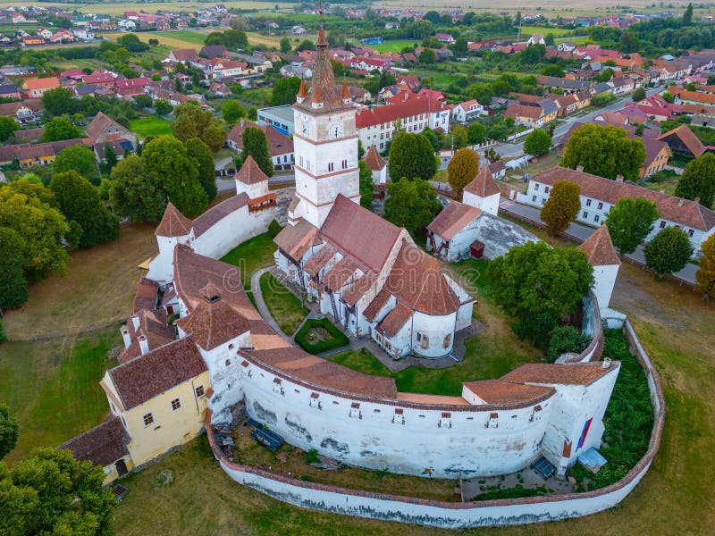 Západ slunce z opevněný evangelický kostel v, rumunsko.