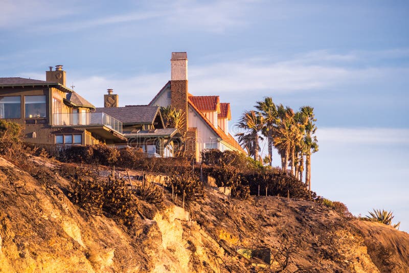Sunset view of mansions built on top of cliffs on the Pacific Ocean coast, Malibu, Los Angeles county, California royalty free stock photos Sunset view of mansions built on top of cliffs on the Pacific Ocean coast, Malibu, Los Angeles county, California royalty free stock photos