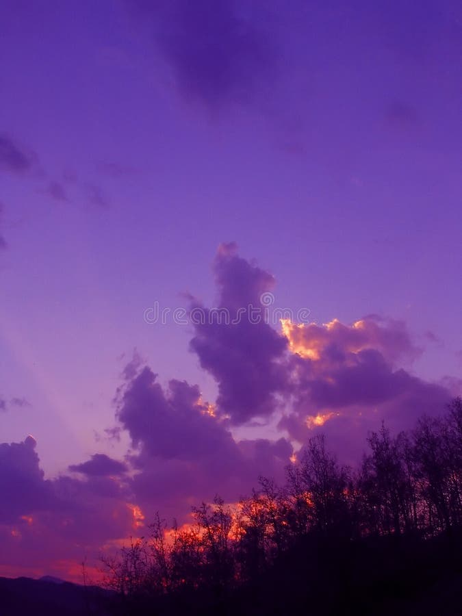 Sonnenuntergang über den Bergen, die VIOLETTE Farbe des Himmels.