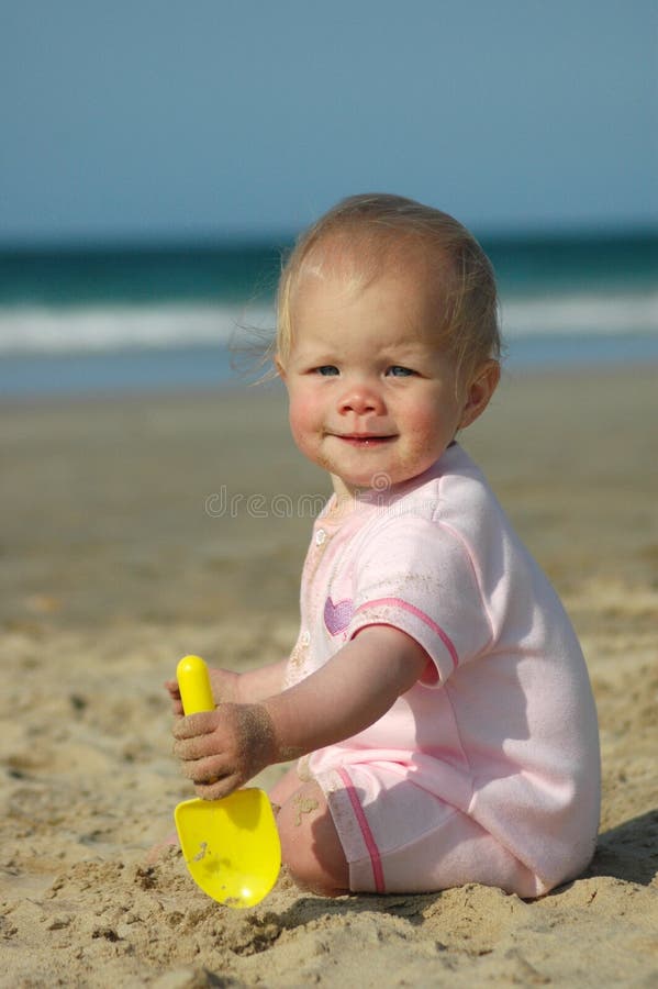 Pequeno caucásico blanco un nino azul ojos lindo feliz expresión en en arena su sobre el Playa sobre el caliente verano.