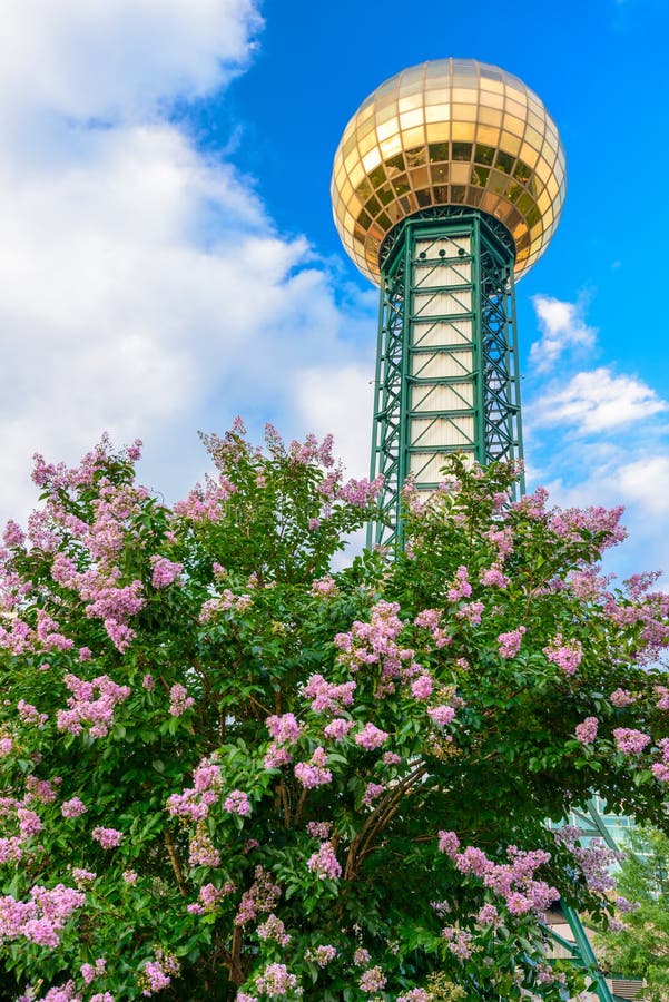 marco-knoxville-tennessee-vertical-de-sunsphere-foto-editorial-imagem