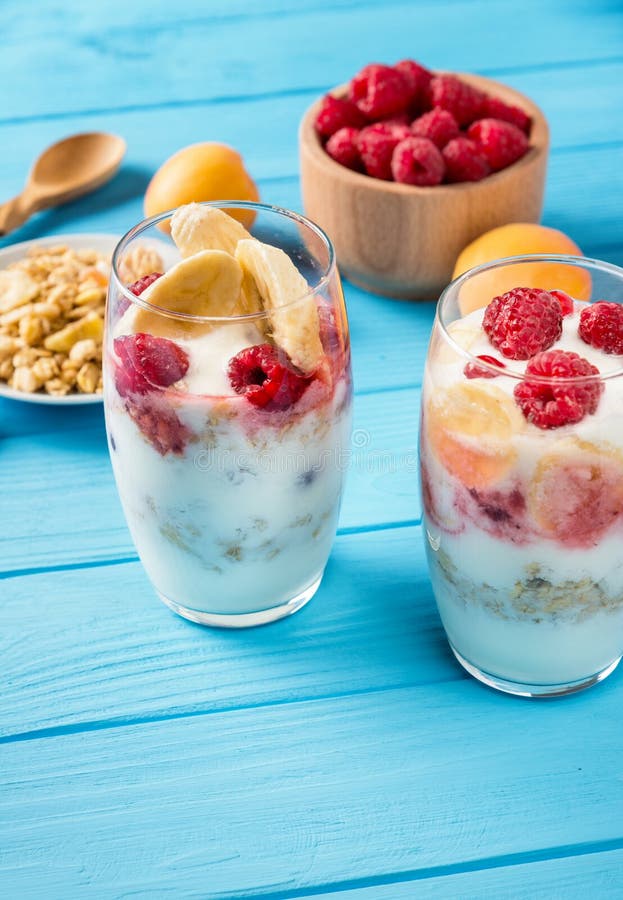 Sunt banta, bära frukt, yoghurten med granola royaltyfria bilder Sunt banta, bära frukt, yoghurten med granola royaltyfria bilder