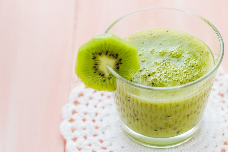 Sunt banta tabellen för kiwin för fruktfruktsaft trä royaltyfria bilder Sunt banta tabellen för kiwin för fruktfruktsaft trä royaltyfria bilder