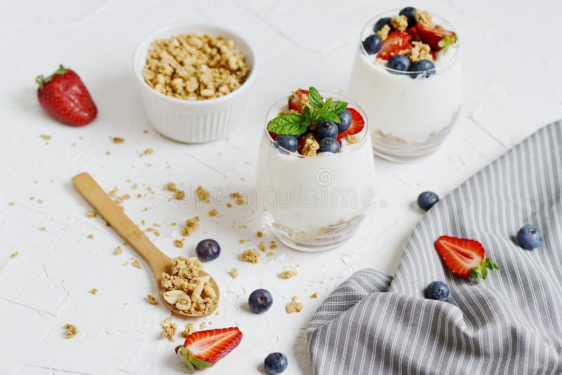 sunt frukostbegrepp Mysli med grekisk yoghurt, jordgubbar och blåbär arkivbild sunt frukostbegrepp Mysli med grekisk yoghurt, jordgubbar och blåbär arkivbild